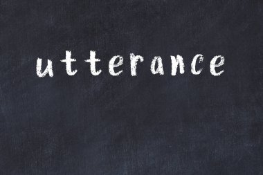 Siyah masanın üzerine elle yazılmış tebeşir yazısı