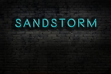 Geceleri duvarda neon levhası var. Yazı kum fırtınası