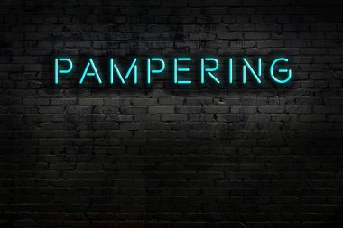 Geceleri duvarda neon levhası var. Yazıtlar şımartılıyor