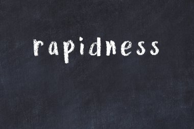 Tebeşir el yazısıyla yazması siyah masanın üzerine yazma hızı