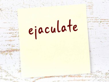 Tahta duvardaki sarı yapışkan nota elle yazılmış bir yazı boşalt.