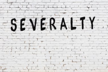 Yazıt kesiği beyaz tuğla duvarda siyah boyayla yazılmış..