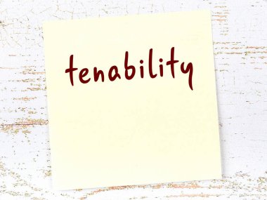 Sürdürülebilirlik kavramı. Tahta duvarda üzerinde yazı olan sarı yapışkan kağıt.