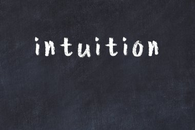 Üzerinde el yazısıyla yazılmış önsezi olan üniversite yazı tahtası.