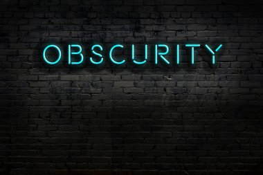 Geceleri duvarda neon levhası var. Yazıt belirsizliği