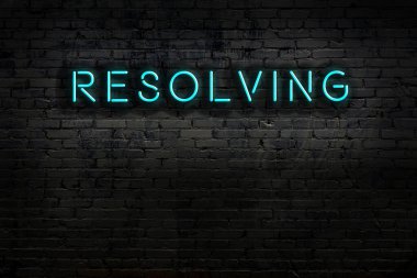 Geceleri duvarda neon levhası var. Yazı çözümü