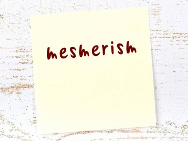 Hipnozla ilgili hatırlatma kavramı. Tahta duvarda üzerinde yazı olan sarı yapışkan kağıt.