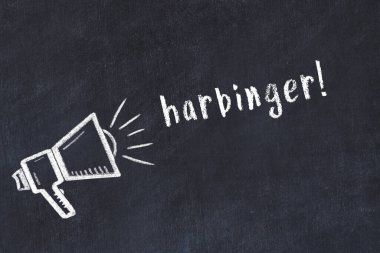 Hoparlörün tebeşir çizimi ve siyah masanın üzerine el yazısıyla yazılmış yazması.