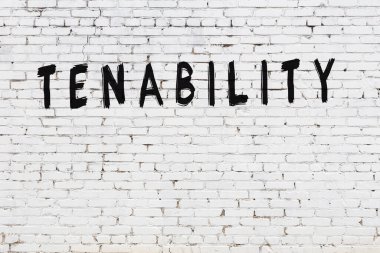 Siyah boyayla el yazısıyla yazılmış beyaz tuğla duvar.