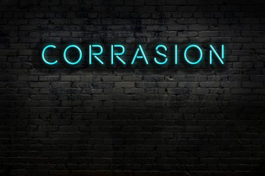 Geceleri duvarda neon levhası var. Yazı aşınması