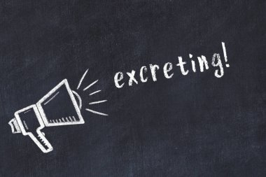 Hoparlör çizimi ve dışkısı olan siyah karatahta