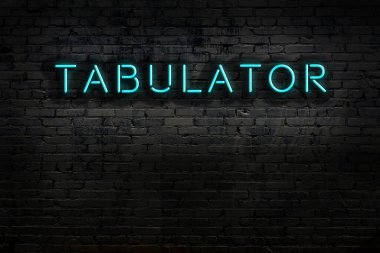 Geceleri duvarda neon levhası var. Yazı çizelgesi