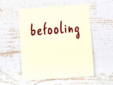 Aptallığı hatırlatma anlayışı. Tahta duvarda üzerinde yazı olan sarı yapışkan kağıt.