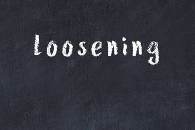 Tebeşir elle yazılmış yazıtlar siyah masada gevşiyor.