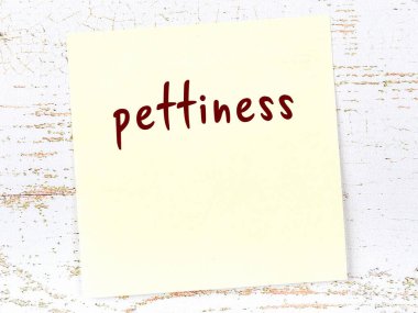 Tahta duvardaki sarı yapışkan notta el yazısıyla yazılmış küçük yazılar var.