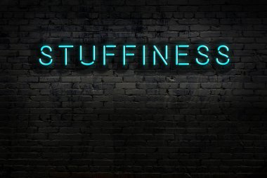 Geceleri duvarda neon levhası var. Yazıt dolgunluğu