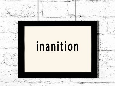 Beyaz tuğla duvarda yazılı siyah ahşap çerçeve. 