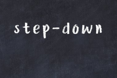 Üzerinde el yazısıyla yazılmış basamaklı kolej tahtası.