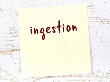 Tahta duvardaki sarı yapışkan notta elle yazılmış bir yazı var.