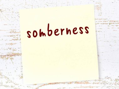 Ayıklığı hatırlatma anlayışı. Tahta duvarda üzerinde yazı olan sarı yapışkan kağıt.