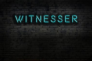 Geceleri duvarda neon levhası var. Yazıt tanığı