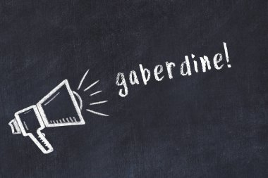 Hoparlörün tebeşir çizimi ve siyah masanın üzerine el yazısıyla yazılmış gaberdin.