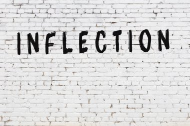 Siyah boyayla el yazısıyla yazılmış beyaz tuğla duvar.