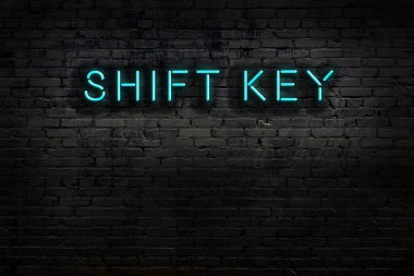 Duvara yazı yazan neon levhası. Gece görünümü