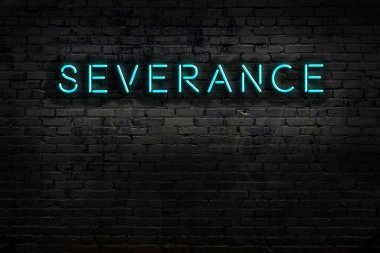 Duvara yazı kazınmış neon levhası. Gece görünümü