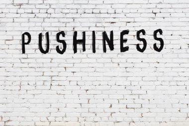 Yazılı beyaz tuğla duvar. Siyah boyayla yazılmış.