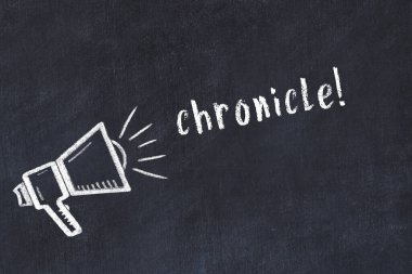 Hoparlörün tebeşir çizimi ve siyah masanın üzerine el yazısıyla yazılmış günlük.