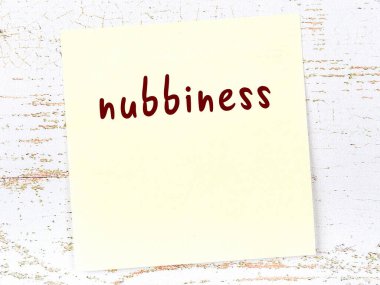 Tahta duvardaki sarı yapışkan notta el yazısıyla yazılmış şişkinlik var.