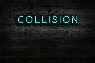 Duvara yazı kazınmış neon levhası. Gece görünümü