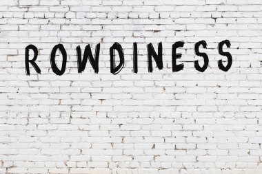 Üzerinde yazı olan beyaz tuğla duvar, el yazısı ve siyah boya.