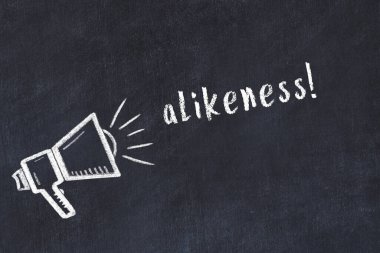 Hoparlörün tebeşir çizimi ve siyah masanın üzerine el yazısıyla yazılmış benzerlik.