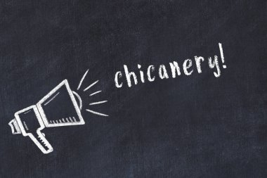 Hoparlör çizimi ve yazı hilesi olan siyah karatahta