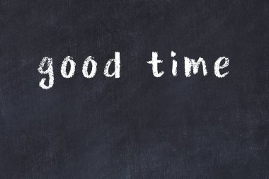 Tebeşir el yazısıyla yazılmış. Siyah masada iyi vakit geçirin.