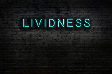 Geceleri duvarda neon levhası var. Yazı rengi morluğu