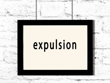 Beyaz tuğla duvara asılı siyah ahşap çerçeve ve yazı atılma. 