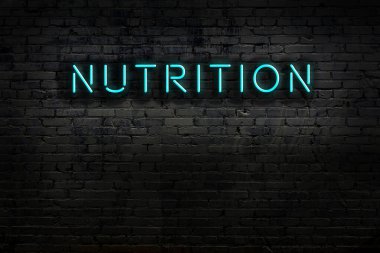 Geceleri duvarda neon levhası var. Yazı besin