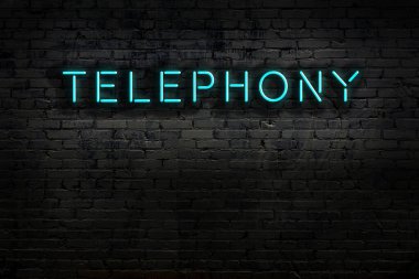 Geceleri duvarda neon levhası var. Yazı telefonu.