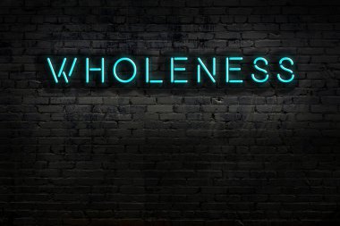 Geceleri duvarda neon levhası var. Yazı bütünlüğü