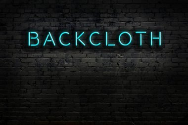 Duvara yazı yazan neon tabela. Gece görünümü