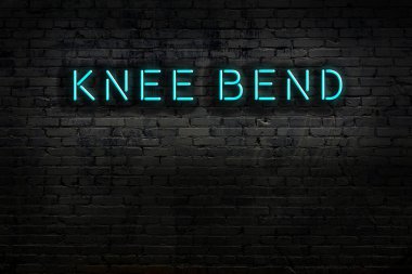 Geceleri duvarda neon levhası var. Yazı dizini bük