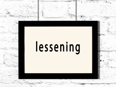 Üzerinde yazı olan siyah ahşap çerçeve beyaz tuğla duvarda sallanıyor. 