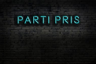 Geceleri duvarda neon levhası var. Yazma parti pris