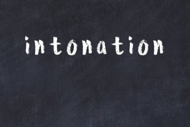 Siyah masanın üzerine elle yazılmış tebeşir tonu