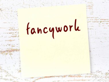 Süslü işlerle ilgili hatırlatma kavramı. Tahta duvarda üzerinde yazı olan sarı yapışkan kağıt.