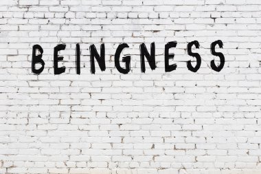 Yazıtlar beyaz tuğla duvara siyah boya ile yazılmış..