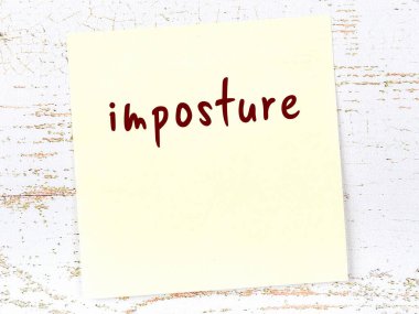 Sahtekarlık hakkında hatırlatma kavramı. Tahta duvarda üzerinde yazı olan sarı yapışkan kağıt.